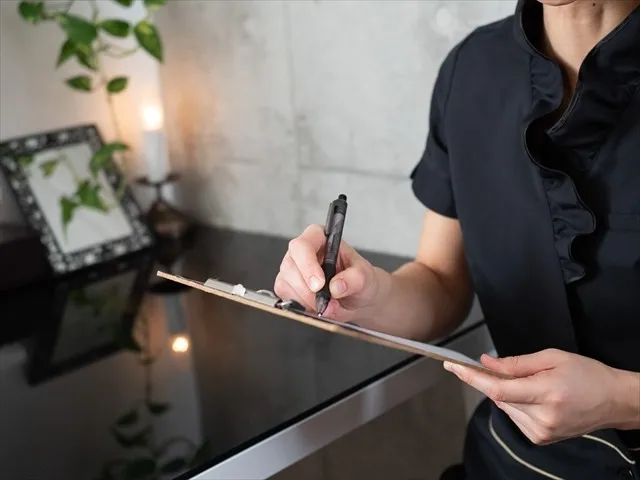 お客様に施術を行うスタッフを紹介