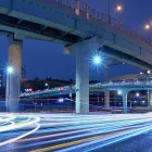 夜遅く